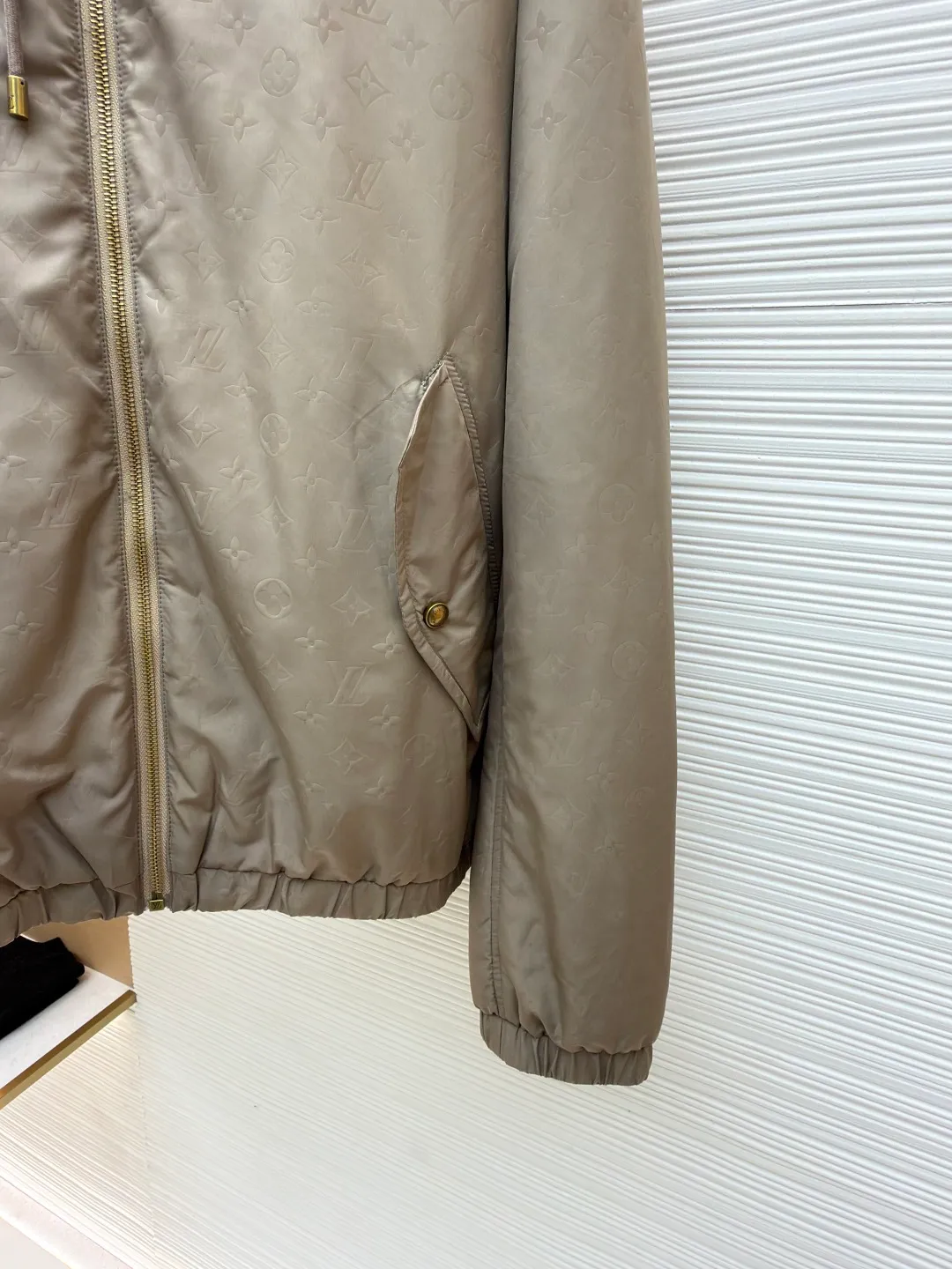LOUIS VUITTON gravure embossed cotton clothing ●Original version: 26100 purchased and developed ●Item number: 1681593-C95 ●Fabric: polyester fiber fabric ●Technology: embossed production ●Color: khaki ●Version: fitted version ●Weight: about 575 grams ●Size: XS-S-M-L ●Description: This hooded windproof jacket renews the classic jacket design on the 2025 spring and summer show, with an all-over embossed pattern dipped in elegant tones. Lightly padded and silky lined for added comfort, it adds a modern edge to everyday looks. The overall wiring is straight and delicate, the fabric is comfortable and soft, and the color is consistent without color difference. It can be matched with the same style to create a fashionable look and control various occasions. Customized accessories, complete with three standards, same style for men and women!